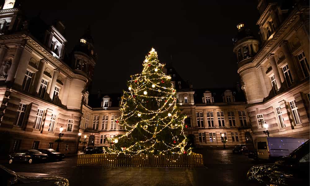 Illumination sapin maison communale Saint Gilles