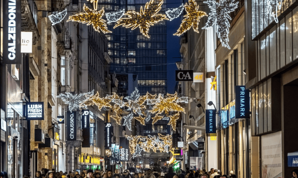 Décorations lumineuses traversées de rues