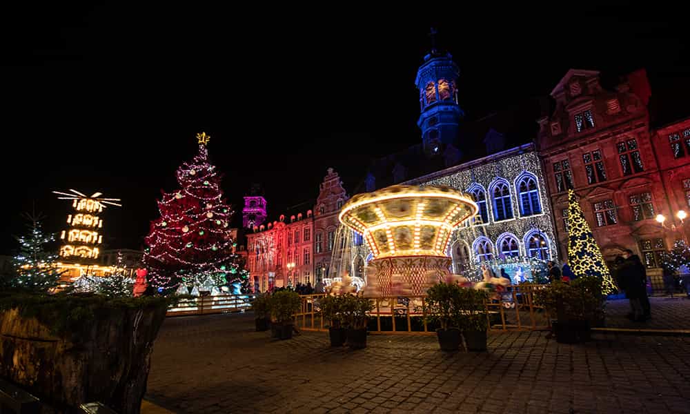 Illuminations place projecteurs et guirlandes Mons